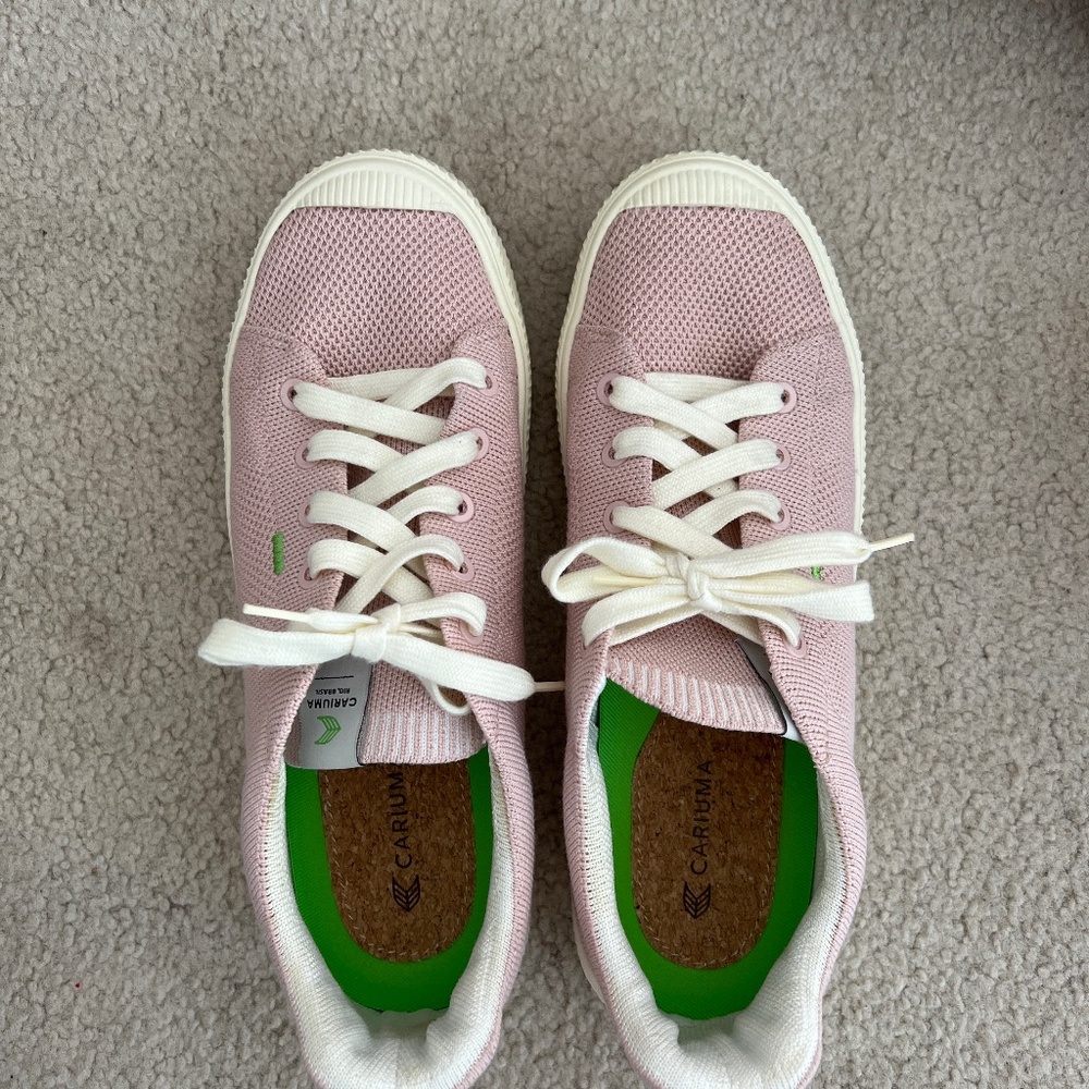 Cariuma size 9 sneakers never worn